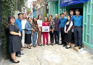 Bàn giao công trình nâng cấp, sửa chữa nhà tình thương cho hộ gia đình khó khăn