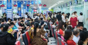 Nhiều phụ huynh đưa con đi tiêm vaccine phòng bệnh sởi