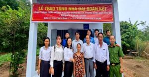 Trao tặng nhà Đại đoàn kết cho hộ khó khăn