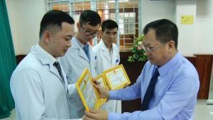 Khen thưởng đột xuất các bác sĩ, điều dưỡng của Bệnh viện Đa khoa khu vực Long Khánh