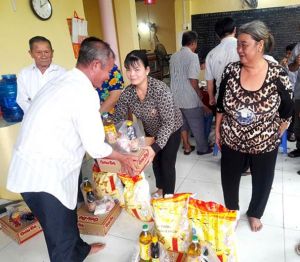 Hội Chữ thập đỏ xã Tân Bình trao nhiều phần quà cho các hộ gia đình có hoàn cảnh khó khăn