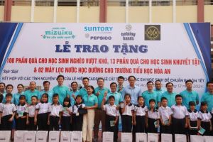 100 triệu đồng hỗ trợ học sinh và Trường Tiểu học Hóa An