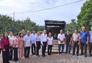 Thăm mô hình sản xuất nông nghiệp tiêu biểu và trao sinh kế cho gia đình hội viên, nông dân có hoàn cảnh khó khăn