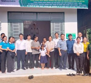 Bàn giao 12 căn nhà tình thương cho các hộ khó khăn về nhà ở