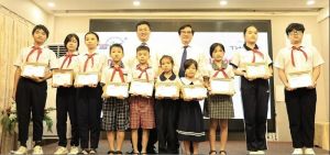 Trao 100 suất học bổng Vượt khó vì tương lai cho các học sinh nghèo