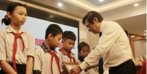 Tiếp sức học sinh nghèo vượt khó