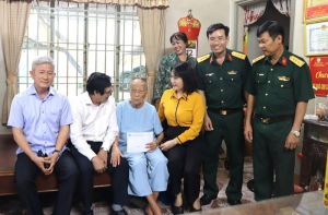 Lãnh đạo tỉnh tặng quà gia đình chính sách tại Xuân Lộc