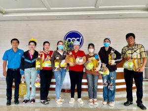 Các doanh nghiệp công bố thưởng tết, tặng quà công nhân lao động