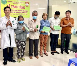 Trao thẻ bảo hiểm y tế cho hộ nghèo, hộ dân tộc thiểu số có hoàn cảnh khó khăn