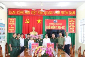 Tặng quà tri ân các Bà mẹ Việt Nam anh hùng và Anh hùng lực lượng vũ trang nhân dân