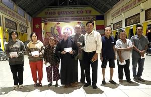 Trao tặng nhiều phần quà cho người khó khăn