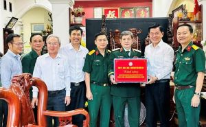 Bí thư Tỉnh ủy Nguyễn Hồng Lĩnh thăm các tướng lĩnh của quân đội đã nghỉ hưu