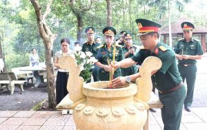 Phó Tư lệnh Binh chủng Đặc công dâng hương các nghĩa trang liệt sĩ, bia tưởng niệm ở Đồng Nai