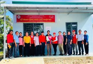 Trao nhà cho 2 hộ đồng bào dân tộc thiểu số có hoàn cảnh khó khăn