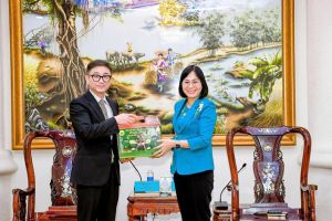 ホーチミン市にある韓国慶南省代表事務所の所長。ホーチミン氏が訪問し、省の指導者たちに新年の祝福を送った。