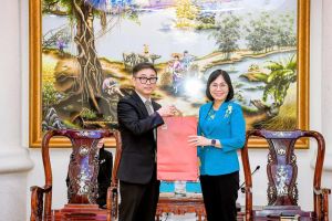 Trưởng Văn phòng Đại diện tỉnh Gyeongnam, Hàn Quốc tại TP. Hồ Chí Minh đến thăm và chúc Tết Lãnh đạo tỉnh