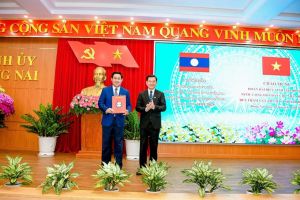 老挝人民民主共和国Champasak省省长、书记来祝贺同奈新年快乐