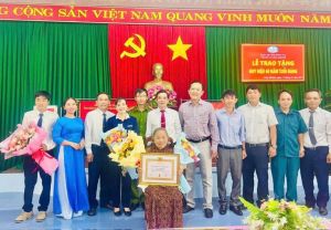 Trao Huy hiệu 60 năm tuổi Đảng cho đồng chí Nguyễn Thị Dần