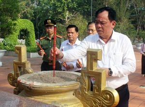 Chủ tịch UBND tỉnh Võ Tấn Đức đến viếng và dâng hương tại các đền thờ, nghĩa trang liệt sĩ ở huyện Long Thành và Nhơn Trạch
