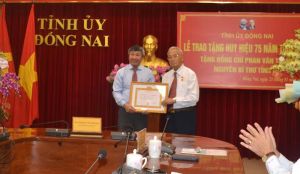Nguyên Bí thư Tỉnh ủy Phan Văn Trang được trao Huy hiệu 75 năm tuổi Đảng