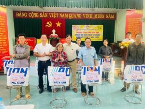 Trao 100 phần quà Tết cho bà con phường Suối Tre, thành phố Long Khánh