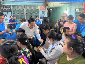 Đoàn đại biểu Quốc hội tỉnh tặng quà công nhân khó khăn