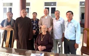 Tặng quà chúc Tết các Mẹ Việt Nam anh hùng