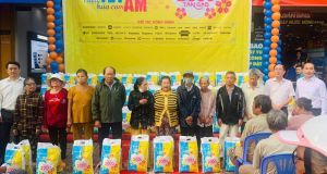 Trao tặng hơn 240 phần quà cho các hộ có hoàn cảnh khó khăn, nghèo, cận nghèo nhân dịp Tết Nguyên đán Ất Tỵ 2025