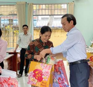 Trao 100 phần quà Tết cho nông dân có hoàn cảnh khó khăn