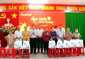 Trao 100 phần quà Tết cho hộ nghèo, hộ có hoàn cảnh khó khăn