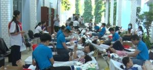 Cán bộ, giáo viên, học sinh tham gia hiến máu sôi nổi