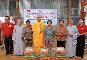 Trao 200 phần quà Tết cho gia đình có hoàn cảnh khó khăn