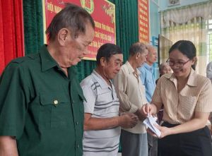 Huyện Thống Nhất trao nhiều phần quà Tết cho người có hoàn cảnh khó khăn