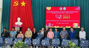 Trao gần 400 phần quà cho người dân có hoàn cảnh khó khăn ở Tân Phú