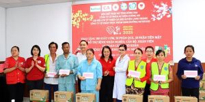 Tặng quà Tết cho bệnh nhân, nhân viên y tế có hoàn cảnh khó khăn