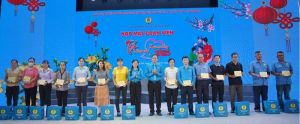 Công đoàn Viên chức tỉnh trao gần 300 phần quà Tết cho đoàn viên khó khăn