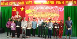 Đại biểu Quốc hội trao quà cho gia đình chính sách, gia đình có hoàn cảnh khó khăn tại thành phố Long Khánh