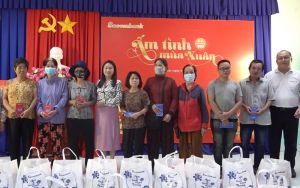 Trao 60 phần quà Tết cho người nghèo từ chương trình “Ấm tình mùa Xuân”