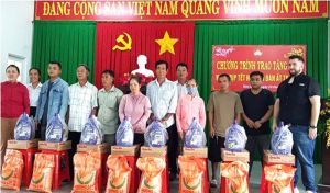 Hàng trăm phần quà Tết được trao tới người nghèo tại thành phố Long Khánh