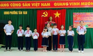 Trao học bổng cho học sinh khó khăn nhân dịp Tết Nguyên đán