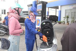 Giá xăng giảm nhẹ, trong khi giá dầu tăng