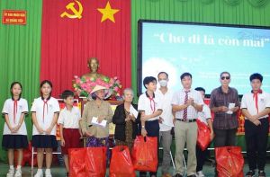 Trao 20 phần quà cho người có hoàn cảnh khó khăn