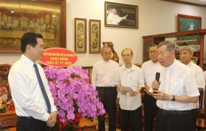 Bí thư Tỉnh ủy Nguyễn Hồng Lĩnh cùng đoàn công tác của Tỉnh ủy - HĐND - UBND - Ủy ban MTTQ Việt Nam tỉnh thăm, chúc Tết Ủy ban Đoàn kết Công giáo Việt Nam tỉnh