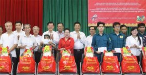 Lãnh đạo tỉnh tặng quà Tết cho gia đình chính sách, hộ nghèo