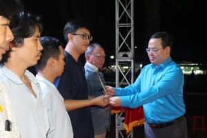 几千个工人参加2025年劳工联合会春节集市