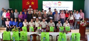 Trao quà cho các gia đình có hoàn cảnh khó khăn tại huyện Trảng Bom