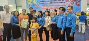 240 gia đình công nhân xúc động tại buổi họp mặt cuối năm