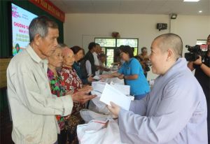 Phật giáo giúp quà Tết cho người khó khăn