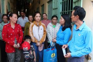 Công đoàn Trảng Bom chúc Tết các chủ nhà trọ và công nhân ở lại Đồng Nai đón Tết