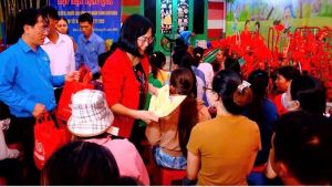 Tặng 100 phần quà cho công nhân nhà trọ phường Hoá An